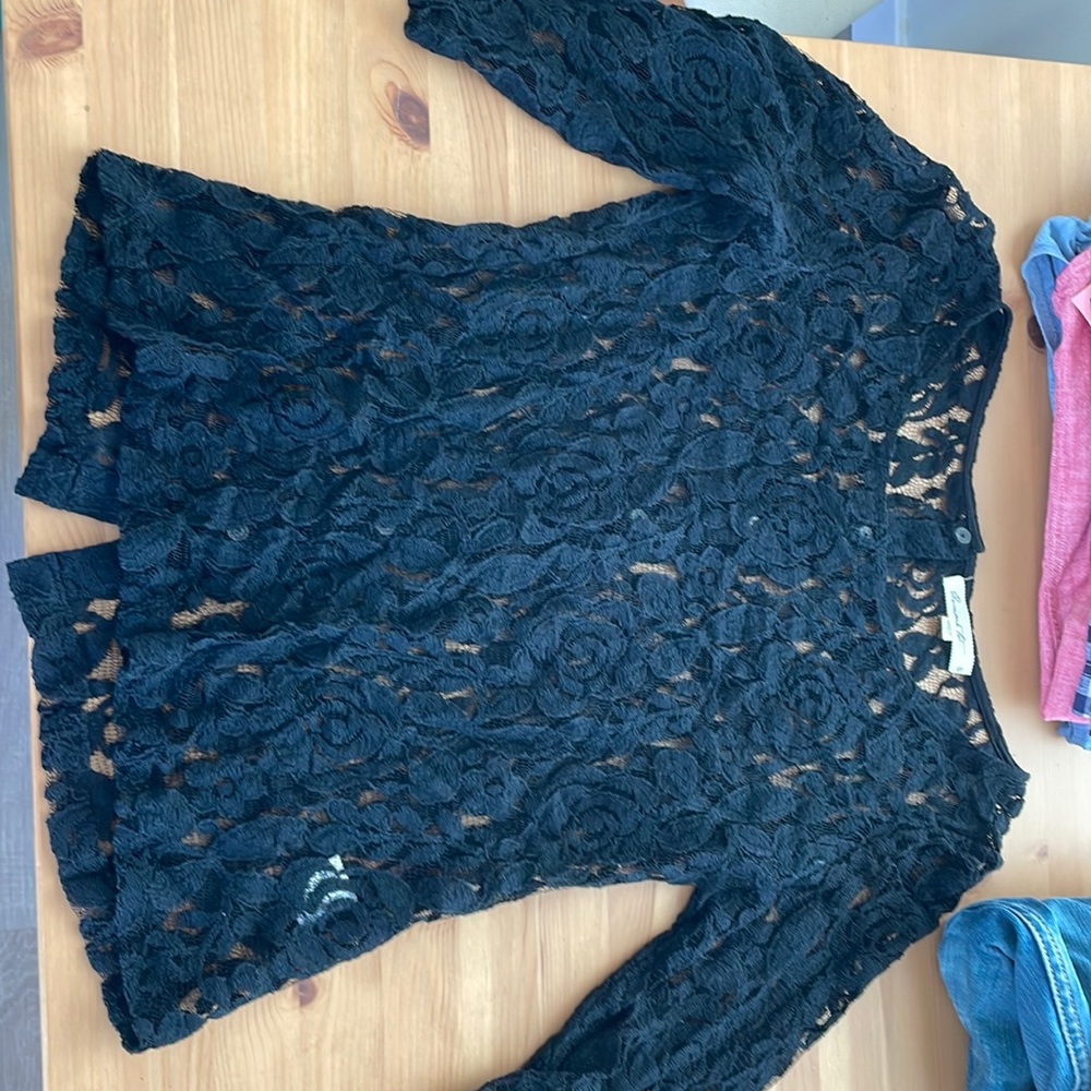 Snap back black blouse